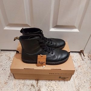 NWOT Dr. Martens Leyton Shoe
